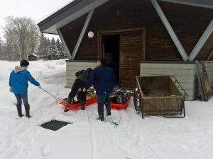 ネイパル森_雪の中で作業を行う職員