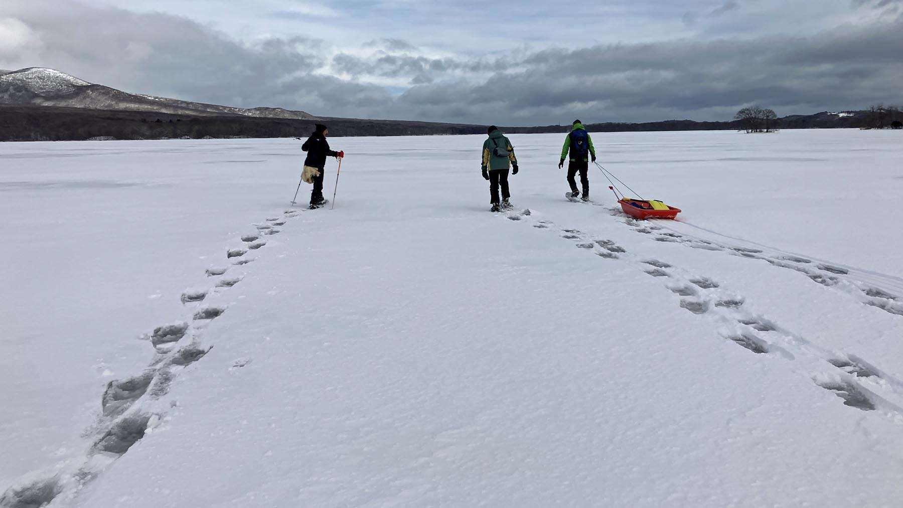 ネイパル森_凍結した湖上を歩く職員