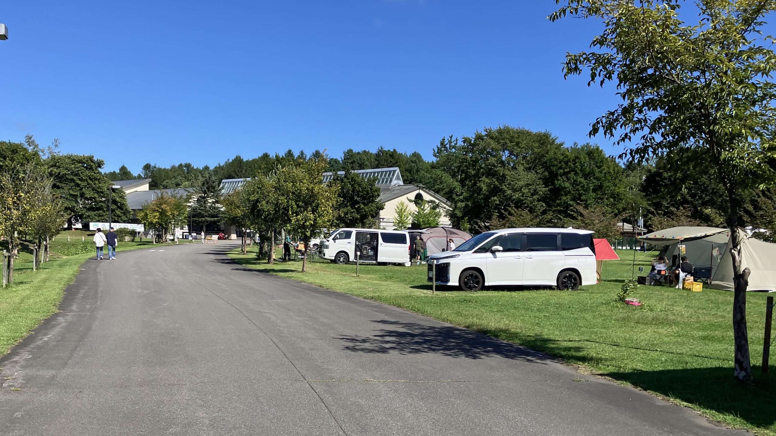 ネイパル森_施設入口のキャンプ場