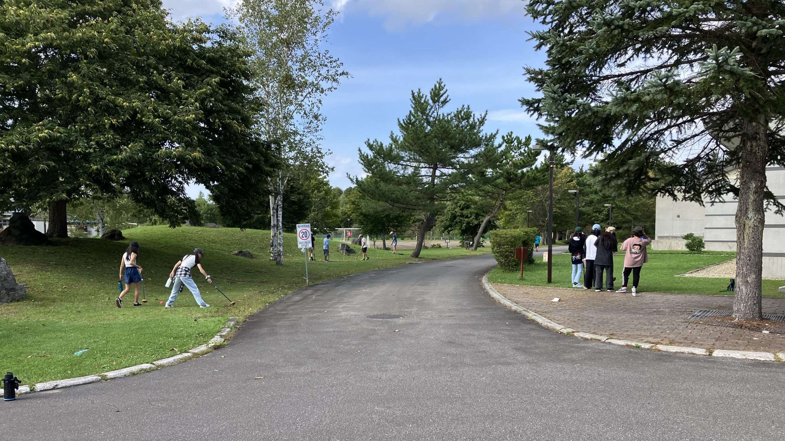 ネイパル森_パークゴルフを楽しむ子どもたち