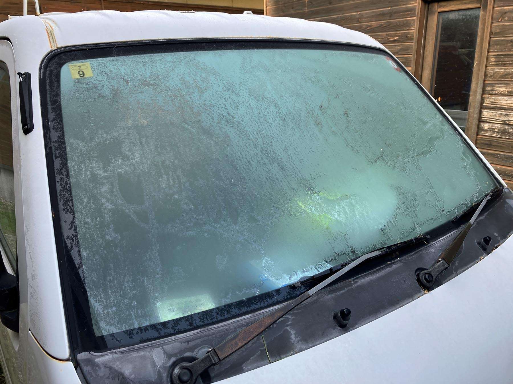 R7霜が降りたフロントガラス