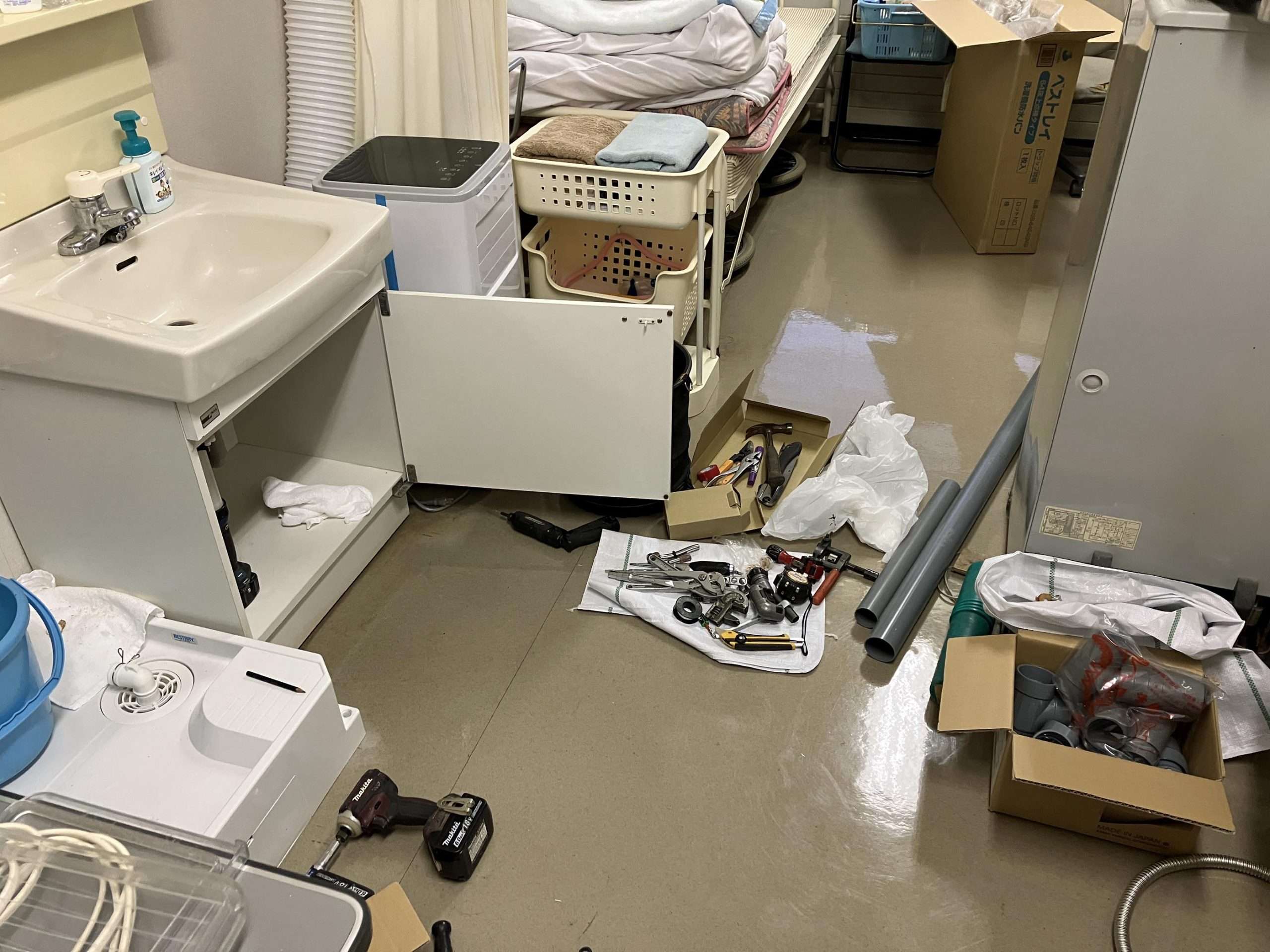 ネイパル森_洗濯機配管増設中